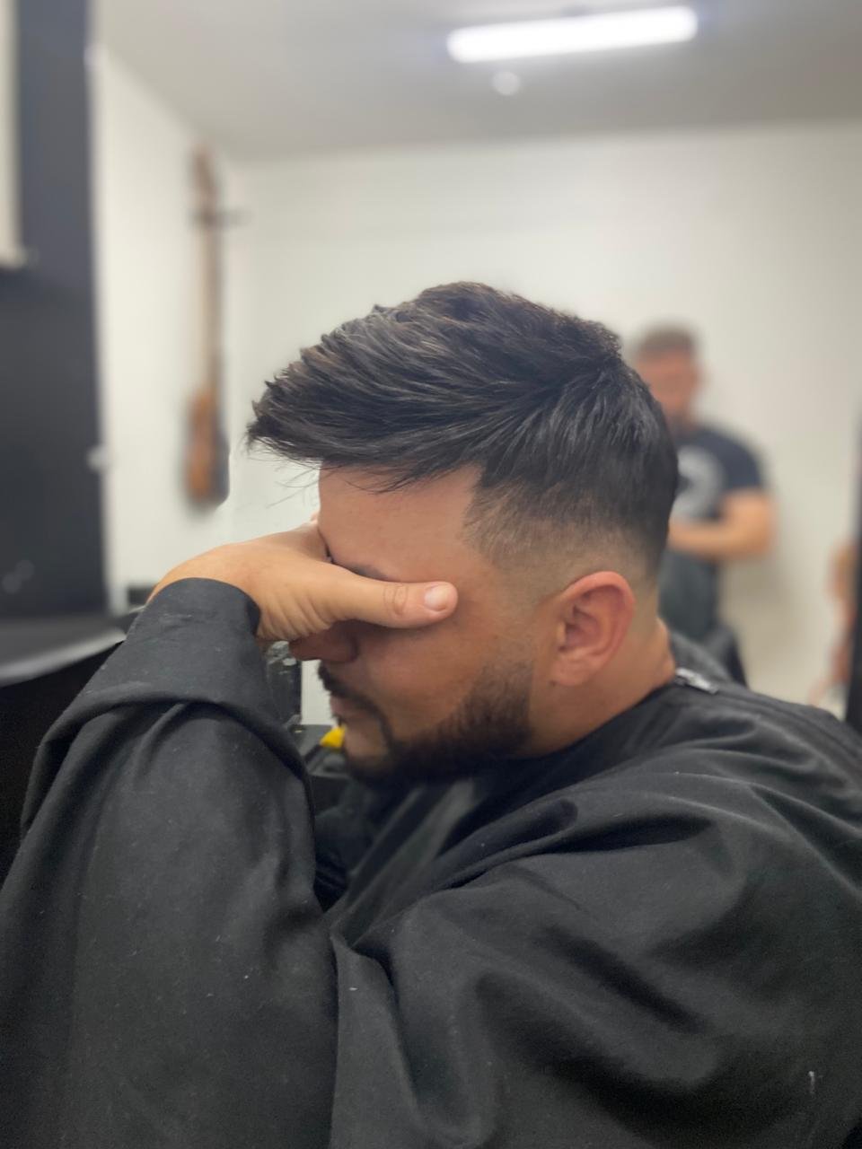 Resultado de aplicação de prótese em um homem moreno com seu novo cabelo